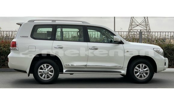 Buy Import Toyota Land Cruiser White Car in Import - Dubai in Aragatsotn Buy Import Toyota Land Cruiser White Car in Import - Dubai in Aragatsotn