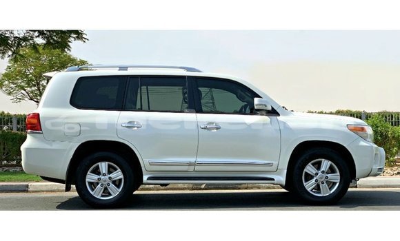Buy Import Toyota Land Cruiser White Car in Import - Dubai in Aragatsotn Buy Import Toyota Land Cruiser White Car in Import - Dubai in Aragatsotn