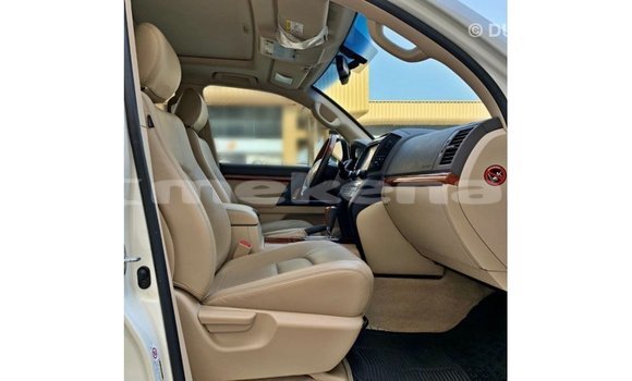 Buy Import Toyota Land Cruiser White Car in Import - Dubai in Aragatsotn Buy Import Toyota Land Cruiser White Car in Import - Dubai in Aragatsotn