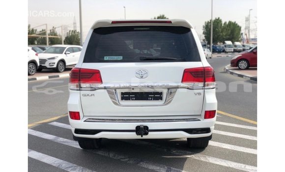 Buy Import Toyota Land Cruiser White Car in Import - Dubai in Aragatsotn Buy Import Toyota Land Cruiser White Car in Import - Dubai in Aragatsotn