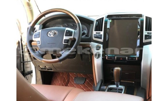 Buy Import Toyota Land Cruiser White Car in Import - Dubai in Aragatsotn Buy Import Toyota Land Cruiser White Car in Import - Dubai in Aragatsotn
