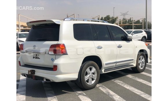 Buy Import Toyota Land Cruiser White Car in Import - Dubai in Aragatsotn Buy Import Toyota Land Cruiser White Car in Import - Dubai in Aragatsotn