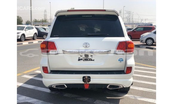Buy Import Toyota Land Cruiser White Car in Import - Dubai in Aragatsotn Buy Import Toyota Land Cruiser White Car in Import - Dubai in Aragatsotn
