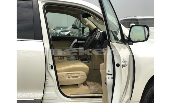 Buy Import Toyota Land Cruiser White Car in Import - Dubai in Aragatsotn Buy Import Toyota Land Cruiser White Car in Import - Dubai in Aragatsotn