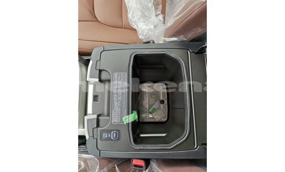 Buy Import Toyota Land Cruiser White Car in Import - Dubai in Aragatsotn Buy Import Toyota Land Cruiser White Car in Import - Dubai in Aragatsotn