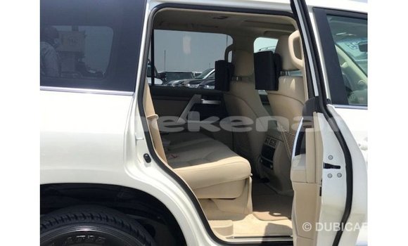 Buy Import Toyota Land Cruiser White Car in Import - Dubai in Aragatsotn Buy Import Toyota Land Cruiser White Car in Import - Dubai in Aragatsotn