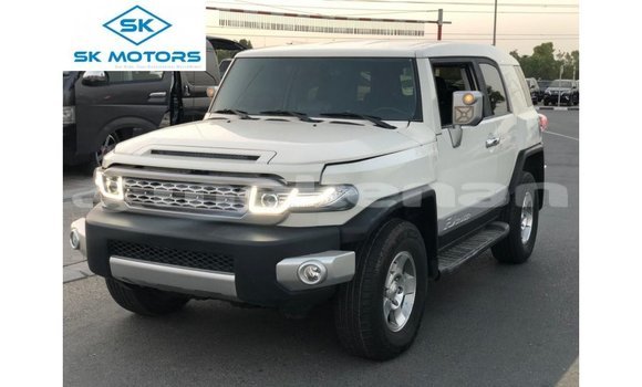 Buy Import Toyota FJ Cruiser White Car in Import - Dubai in Aragatsotn Buy Import Toyota FJ Cruiser White Car in Import - Dubai in Aragatsotn