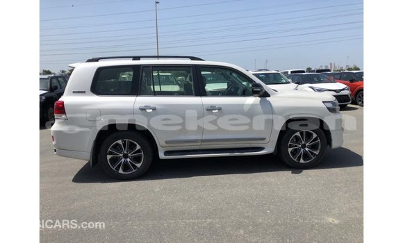Buy Import Toyota Land Cruiser White Car in Import - Dubai in Aragatsotn Buy Import Toyota Land Cruiser White Car in Import - Dubai in Aragatsotn