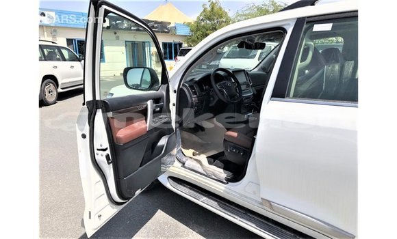 Buy Import Toyota Land Cruiser White Car in Import - Dubai in Aragatsotn Buy Import Toyota Land Cruiser White Car in Import - Dubai in Aragatsotn