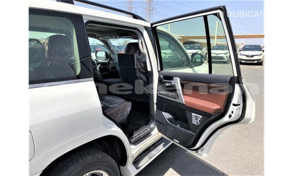 Buy Import Toyota Land Cruiser White Car in Import - Dubai in Aragatsotn Buy Import Toyota Land Cruiser White Car in Import - Dubai in Aragatsotn
