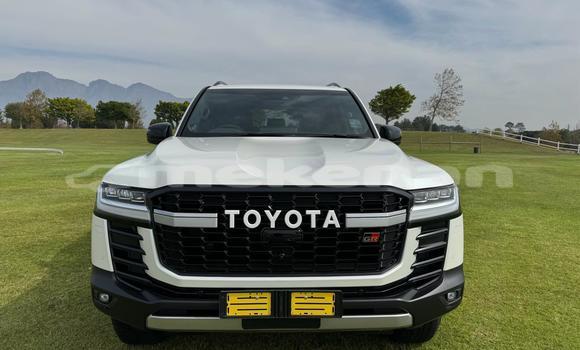 Buy Used Toyota Land Cruiser White Car in Yerevan in Yerevan Buy Used Toyota Land Cruiser White Car in Yerevan in Yerevan