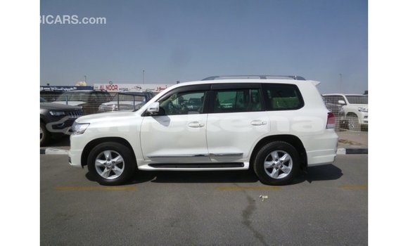 Buy Import Toyota Land Cruiser White Car in Import - Dubai in Aragatsotn Buy Import Toyota Land Cruiser White Car in Import - Dubai in Aragatsotn