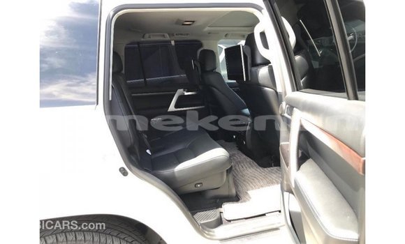 Buy Import Toyota Land Cruiser White Car in Import - Dubai in Aragatsotn Buy Import Toyota Land Cruiser White Car in Import - Dubai in Aragatsotn