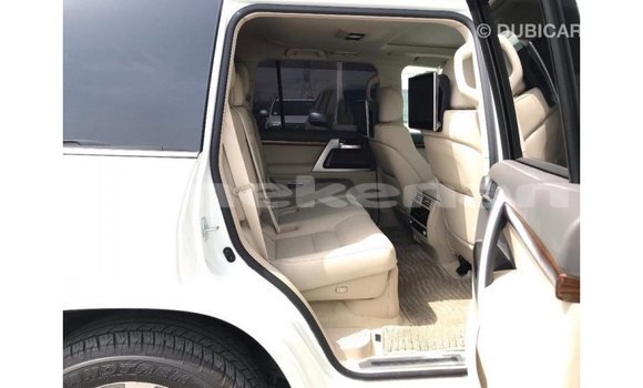 Buy Import Toyota Land Cruiser White Car in Import - Dubai in Aragatsotn Buy Import Toyota Land Cruiser White Car in Import - Dubai in Aragatsotn
